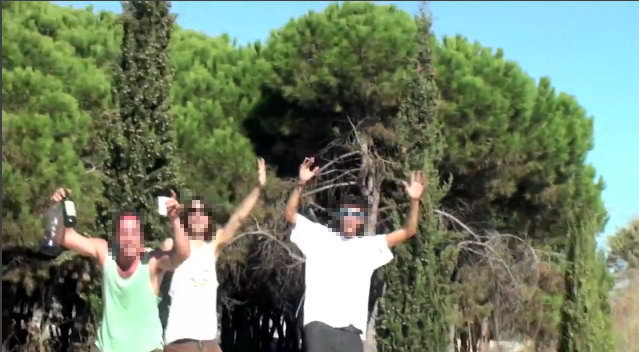 Imagen 3 extra�da de un video grabado por un grupo de vecinos de Gav� Mar sobre las molestias que los clientes de un afterhour de Viladevoquen en Gav� Mar (12 Octubre 2011)